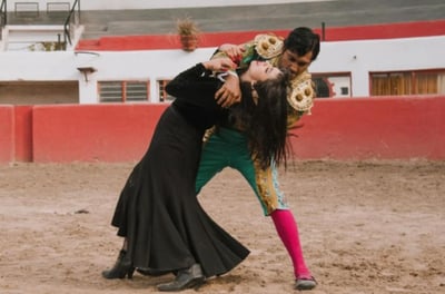Mon Laferte fue 'clavó' las banderillas del amor en Tenoch Huerta, quien se vistió de torero para el nuevo videoclip de la cantautora chilena que se estrenó la noche de este jueves.  (ESPECIAL) 