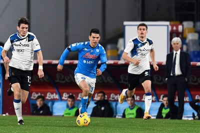 Hirving Lozano (c) fue titular en el empate a cero entre Napoli y Atalanta, en el duelo de ida de las semifinales de final de la Copa italiana. (EFE)