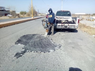 Cuadrillas de trabajadores de la Dirección de Obras Públicas en Matamoros, realizaron trabajos de bacheo en la carretera Coyote-El Cuije la cual conecta a varios ejidos del norte del municipio. (MARY VÁZQUEZ)