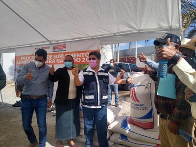 Este viernes autoridades municipales de San Pedro entregaron en una primera etapa 40 toneladas de suplemento alimenticio para ganado a productores del sector social. (MARY VÁZQUEZ)