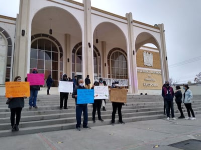 Un grupo de manifestantes acudieron a las instalaciones de la Rectoría para pedir nuevas elecciones.