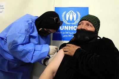 Jordania inauguró hoy el primer centro de vacunación anti-COVID del mundo para refugiados, situado en el campo de Zaatari (a unos 85 kilómetros al noreste de Amán) y que acoge a unas 80,000 personas, la mayoría de ellas procedentes de Siria. (EFE) 