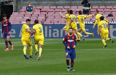 Lionel Messi se lamenta tras el tanto del empate 1-1 del Cádiz. (AP)
