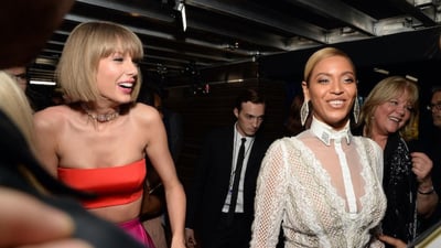 Beyoncé y Taylor Swift, las dos grandes estrellas del mundo musical, se batirán en duelo como favoritas de los premios Grammy, que celebran este domingo una gala adaptada a la pandemia con el objetivo de elevar los ánimos tras un año nefasto para la industria musical.  (ESPECIAL) 
