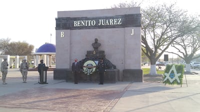 Autoridades municipales y del Ejército rinden homenaje a Benito Juárez.