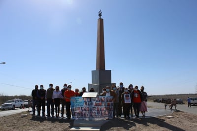 Frente al obelisco, en honor a los desaparecidos, se realizó la ceremonia donde se recordó la tragedia del municipio de Allende.