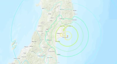 El seísmo, que registró una magnitud preliminar de 7.2 grados antes de revisarse, se produjo a las 18:09 hora local del sábado (9:09 GMT) con epicentro en el mar frente a la costa de Miyagi y a unos 60 kilómetros de profundidad, según informó la Agencia Meteorológica de Japón (JMA), que advirtió del riesgo de tsunami al detectar el temblor.
(TWITTER)