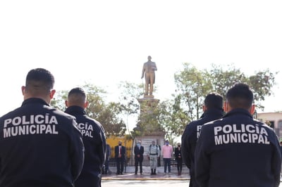 Con una ceremonia cívica, el Ayuntamiento de San Pedro conmemoró el 215 Aniversario del Natalicio de Don Benito Juárez y se contó con la participación de la onceava Brigada de la Policía Militar. (MARY VÁZQUEZ)
