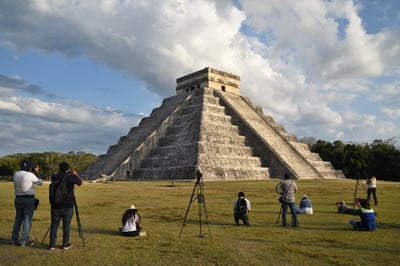 Fotógrafos trabajan en la pirámide Kukulcán durante el fenómeno de luz y sombra, conocida como el Templo de las Siete Muñecas, en la zona arqueológica de Dzibilchaltún en el estado mexicano de Yucatán (México).