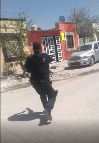 En un video se muestra cómo un agente apunta su arma.