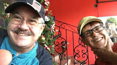 De paseo. Pedro Sola se encuentra de vacaciones en Mazatlán; esta selfie se la tomó en la Plaza Machado. (TWITTER) 