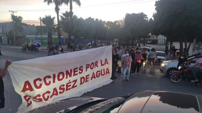 El día de hoy viernes 26 de marzo habitantes del sector Norte de Torreón realizaron una protesta ante el desabasto de agua que les afecta. (EL SIGLO DE TORREÓN)