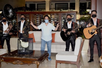 Lorenzo de Monteclaro llegó ayer a Torreón para ofrecer un concierto bajo el formato de la nueva normalidad y hoy dará otro en Gómez Palacio. (JESÚS GALINDO)