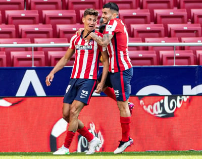 Marcos Llorente (i) y Ángel Correa (d) marcaron dos tantos cada uno, en la goliza del Atlético de Madrid 5-0 sobre Eibar. (EFE)