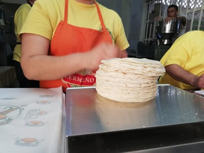 Según los productores, el precio promedio por kilogramo de la tortilla debería estar en los 20 pesos. (ARCHIVO) 