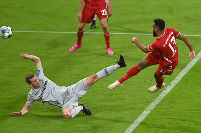 Eric Maxim Choupo-Moting dispara para lograr el primer gol del juego, en la victoria del Bayern 2-0 sobre Bayer Leverkusen. (AP)
