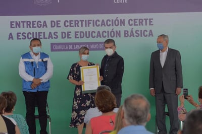 Riquelme Solís entregó a escuelas de las regiones Centro-Desierto y Carbonífera las certificaciones del CERTE.