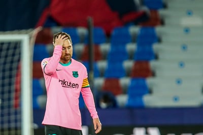 Lionel Messi (i) se lamenta durante el partido de ayer, en el que Barcelona empató a tres tantos contra Levante. (AP)