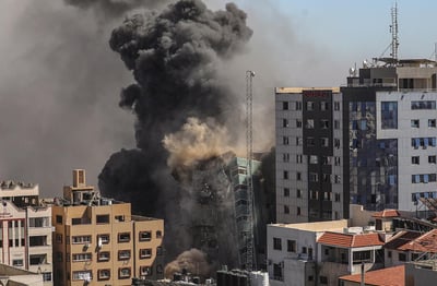 Según el Ejército israelí, el edificio 'contenía activos militares pertenecientes a la inteligencia militar' del movimiento islamista Hamás.
(EFE)