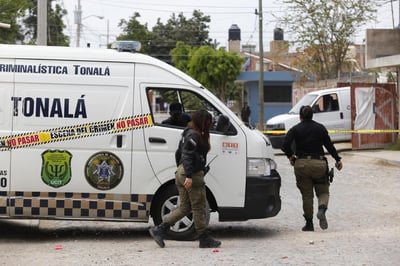 Al menos 70 bolsas con restos humanos fueron encontradas en una finca del municipio de Tonalá en el mexicano estado de Jalisco donde se hallaron supuestamente los cuerpos de al menos 11 víctimas, informó este martes la Fiscalía General de la entidad. (EFE)