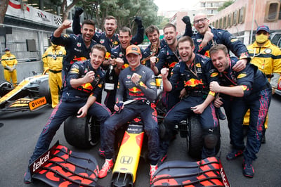 Max Verstappen (c) llegó primero en el Gran Premio de Mónaco, mientras que Sergio Pérez finalizó en la cuarta posición. (AP)
