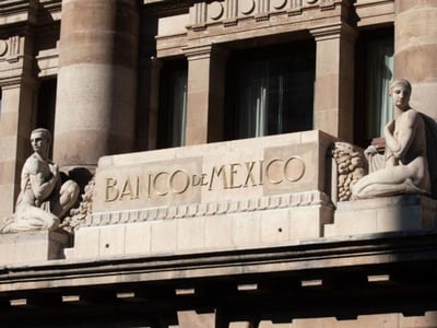Los niveles bajos de la inversión pública que aún prevalecen porque el gobierno federal no ha hecho nada por despejar la incertidumbre, y el entorno del proceso electoral, son algunos de los riesgos que mencionaron los miembros de la junta de gobierno del Banco de México (Banxico).
