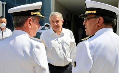 Al encabezar la ceremonia por el Día de la Marina Nacional, López Obrador reconoció que estas nuevas tareas que se le encargaron a la Semar no podrían realizarse sin el apoyo de la Marina Mercante.
(EL UNIVERSAL)