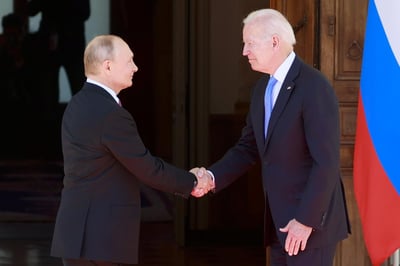 Los presidentes de Estados Unidos, Joe Biden, y de Rusia, Vladímir Putin, se reúnen este miércoles en Ginebra en una cumbre que hasta el momento ha traído un apretón de manos, palabras corteses entre ambos y el caos en sus comitivas de prensa. (EFE) 

