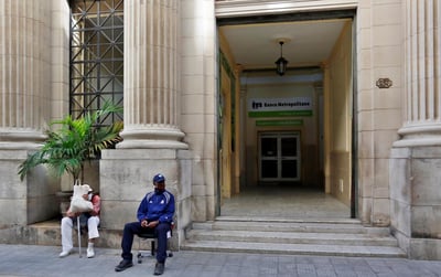 Los bancos cubanos no aceptarán a partir de este lunes depósitos de dólares en efectivo, una medida que el Gobierno cubano ha justificado en respuesta al embargo de Estados Unidos, que dificulta a la isla el uso de esa moneda en el sistema bancario internacional. (ARCHIVO) 
