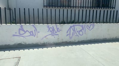 En redes sociales el presunto grafitero exhibe las pintas que ha realizado en la localidad.