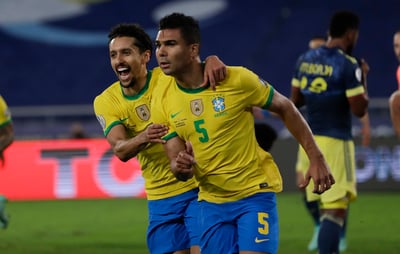 Celebra Casemiro (5) luego de marcar el segundo tanto de Brasil, en la victoria de su equipo 2-1 sobre Colombia. (AP)