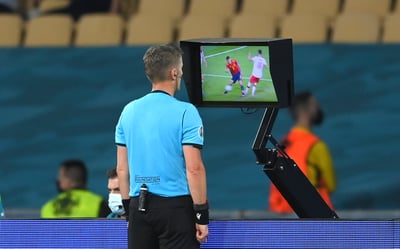 El árbitro italiano Daniele Orsato observa un video durante el partido entre España y Polonia dentro del grupo E de la Euro 2020. (AP)
