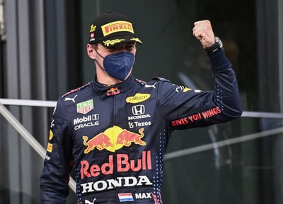 El neerlandés Max Verstappen reforzó liderato en el Mundial de Fórmula Uno al ganar este domingo el Gran Premio de Estiria, el octavo del año, en el Red Bull Ring austriaco, la pista de su escudería, donde relegó al segundo puesto al séptuple campeón del mundo inglés Lewis Hamilton (Mercedes), que sólo pudo minimizar daños al marcar la vuelta rápida en carrera. (ESPECIAL) 