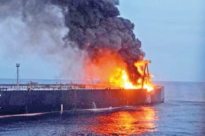 Los testigos del incidente relataron que se escuchó en el muelle una fuerte explosión proveniente del barco. (EFE) 