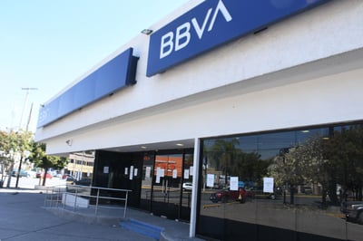 Usuarios de BBVA México detectaron fallas en la aplicación móvil del banco, la cual no permite acceder para realizar operaciones. (ARCHIVO)