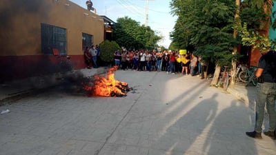 Ya se interpuso una denuncia penal por los disturbios y quema de basura afuera de las instalaciones del instituto en Viesca. (ARCHIVO)