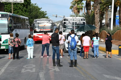 Cierran bulevar Revolución de Torreón en protesta por falta de agua potable en Antigua Aceitera. (FERNANDO COMPEÁN)