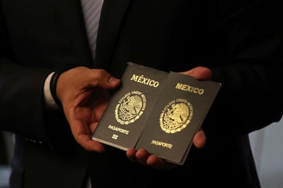 La Secretaría de Relaciones Exteriores (SRE) alista la emisión del pasaporte electrónico, el cual aumenta las medidas de seguridad que tiene la libreta que actualmente se expide. (ARCHIVO)