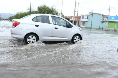 Ante el pronóstico de lluvias para las siguientes horas, el Simas Torreón continúa con las medidas para evitar inundaciones o encharcamientos severos en diversos puntos de la ciudad que históricamente son considerados de riesgo de anegamiento de agua pluvial. (FERNANDO COMPEÁN)