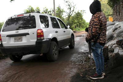 Sujetos armados bloquearon esta mañana la carretera libre Cuatro Caminos-Uruapan. (ARCHIVO)