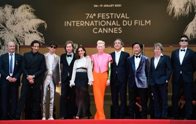 Tilda Swinton, con un original y colorista conjunto, y Timothée Chalamet, con un esmoquin plateado con toques dorados, encabezaron hoy el desfile por la alfombra roja de Cannes más hollywoodiense de esta 74 edición.  (ARCHIVO) 