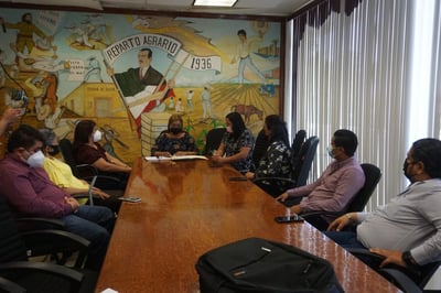 Este martes en las instalaciones de la Sala de Cabildo de la Presidencia Municipal de Matamoros se oficializó la conformación del comité del Comedor Comunitario del DIF, el cual lo integran miembros de la sociedad civil y de autoridades locales. (EL SIGLO DE TORREÓN) 