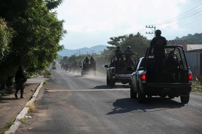 Supuestos integrantes del crimen organizado también cruzaron vehículos incendiados en las inmediaciones de Tarecuato. (ESPECIAL) 