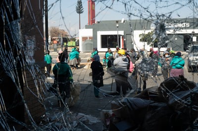 Sudáfrica logró restaurar la calma en la mayor parte de las zonas afectadas por la oleada de vandalismo y saqueos masivos que sacudió el país en los últimos días y que dejó, según las últimas cifras oficiales, un total de 117 muertos y más de dos mil personas arrestadas. (AP) 
