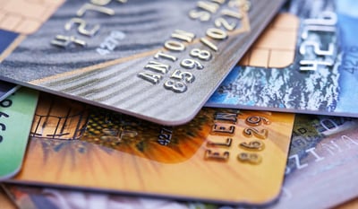 Las tarjetas departamentales o tarjetas de crédito no bancarias permiten, mediante una línea de crédito autorizada, adquirir anticipadamente bienes y servicios en la misma cadena comercial o en los negocios afiliados a ella.
(ARCHIVO)