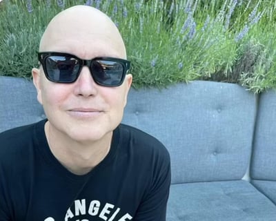 El vocalista de Blink-182 compartió que su diagnóstico de cáncer reveló que padece linfoma de Hodkin etapa 4 tras varios meses de quimioterapia. (ESPECIAL) 