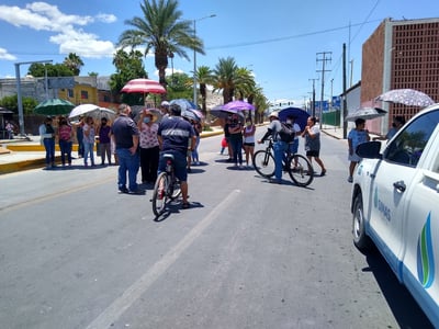Nuevamente se registró una protesta ciudadana por falta de agua potable en Torreón, fueron habitantes de la colonia Antigua Aceitera quienes bloquearon ayer sábado el bulevar Revolución. (FERNANDO COMPEÁN)