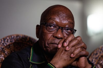 El juicio por corrupción del expresidente sudafricano Jacob Zuma reinició el lunes, más de una semana después que su encarcelamiento por desacato a la corte en un caso separado desató disturbios en algunas partes del país. (ARCHIVO) 
