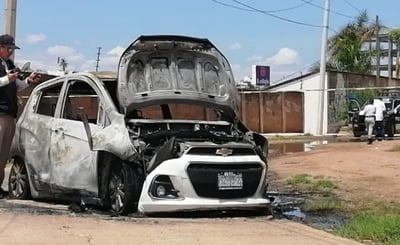 El vehículo en que viajaba, un Spark, de color blanco, el domingo pasado fue descubierto, incendiado y los reportes que se registraron, es que con el fuego, cartuchos de las armas de cargo del agente, estas hicieron explosión.
(ESPECIAL)