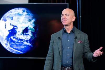 El fundador de Amazon, Jeff Bezos, ofreció este lunes a la NASA hacerse cargo del pago de 2,000 millones de dólares a cambio de un contrato para que su empresa Blue Origin construya un módulo de aterrizaje con el cual volver a la Luna, como el que la agencia espacial estadounidense concedió este año a su rival SpaceX. (ARCHIVO) 